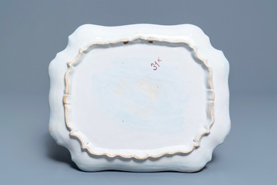 Une plaque en fa&iuml;ence de Delft bleu et blanc &agrave; d&eacute;cor de la production de tabac, 18&egrave;me